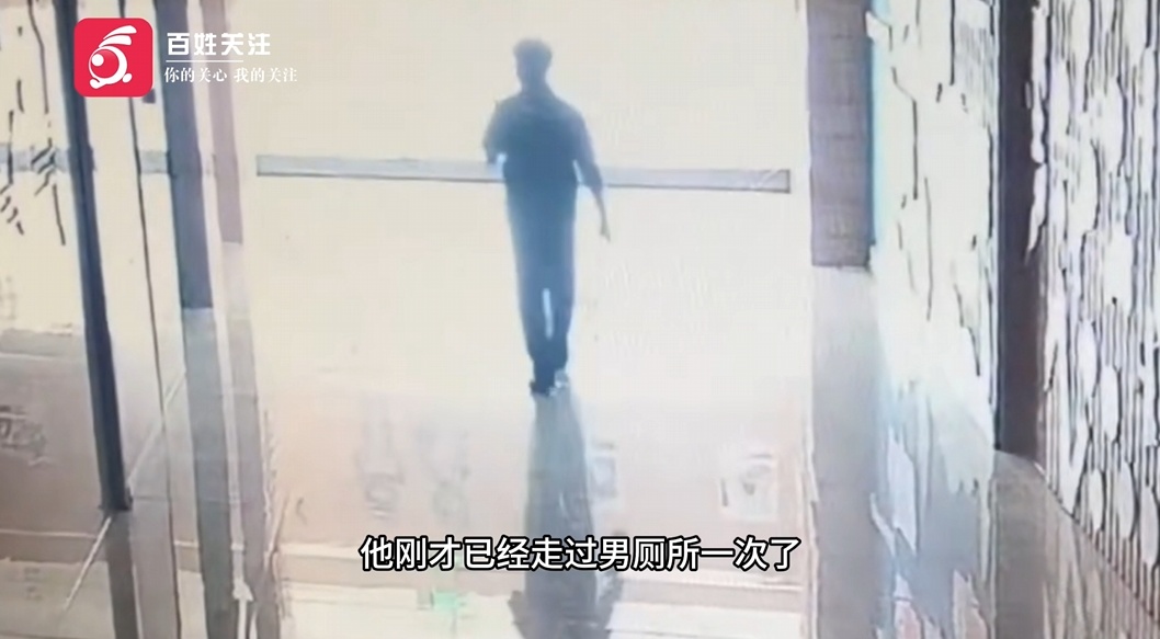 女子进入女厕后发现一神色异常男子尾随其后，打开摄像头赶紧取证，男子辩称走错了