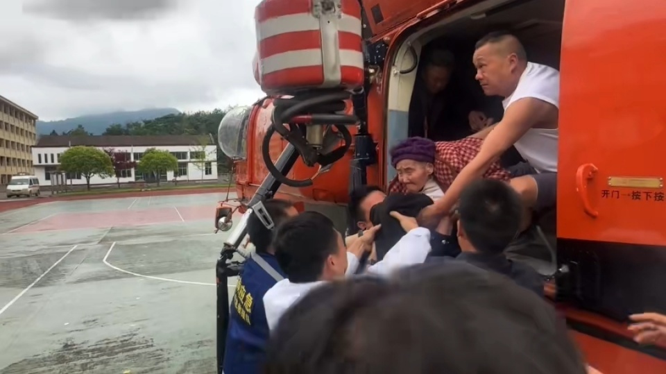 直击石门防汛抗灾现场,救援人员用直升机转运97岁被困老人 直击石门防汛抗灾现场,救援人员用直升机转运97岁被困老人