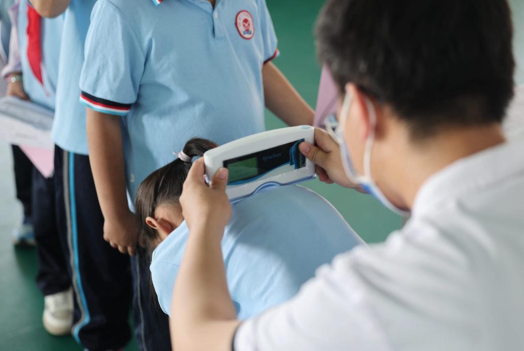 发病率约1%、女孩更高发 专家教你识别儿童脊柱侧弯 发病率约1%、女孩更高发 专家教你识别儿童脊柱侧弯
