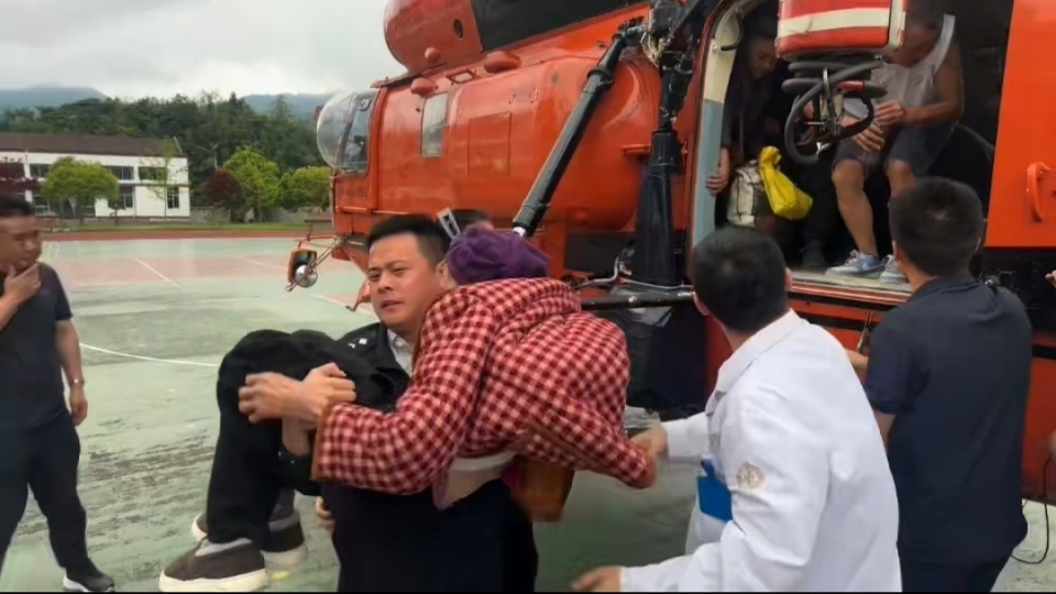 直击石门防汛抗灾现场,救援人员用直升机转运97岁被困老人 直击石门防汛抗灾现场,救援人员用直升机转运97岁被困老人