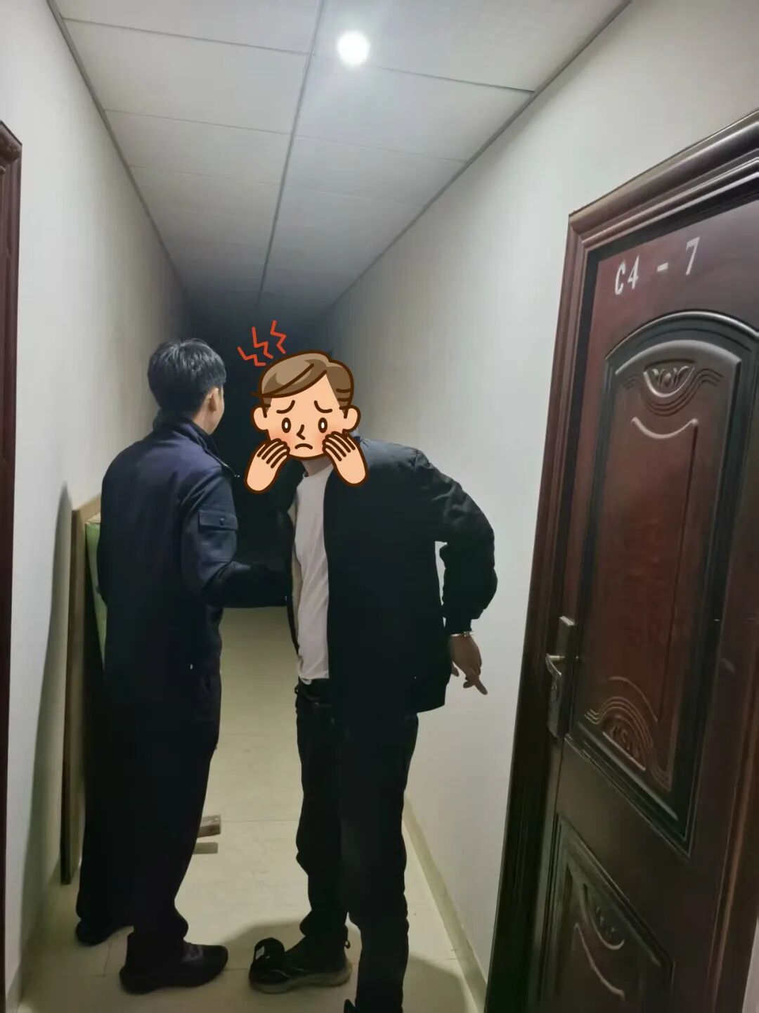 惯犯溜门进家一顿翻，万万没想到被现场直播……民警：等你很久了！