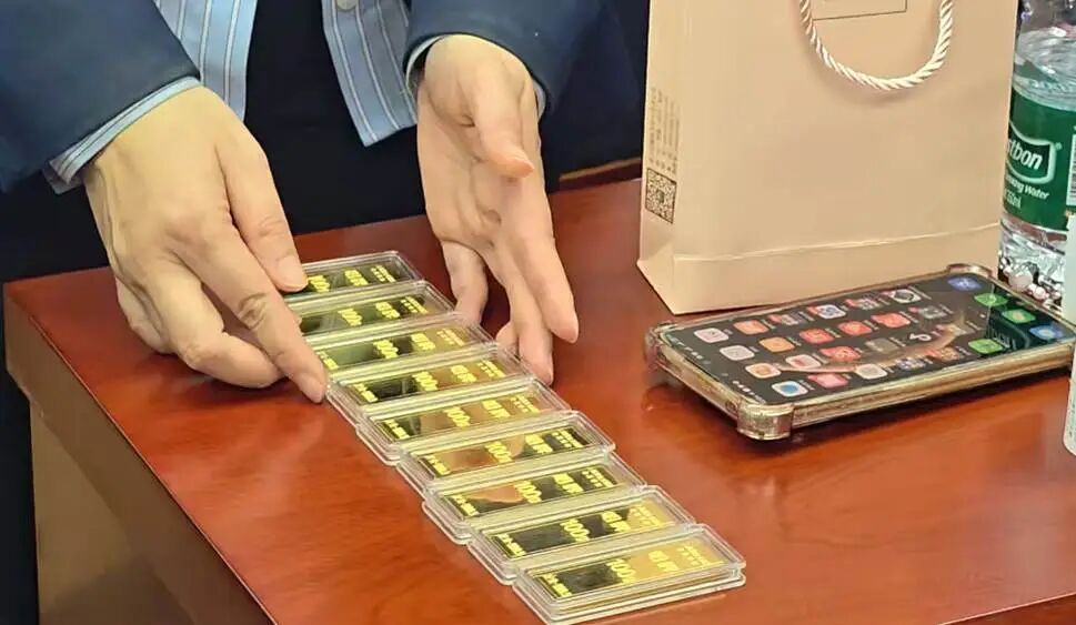 太诡异!小伙豪掷上百万元买金条?店员悄悄在反诈群里报了警! 太诡异!小伙豪掷上百万元买金条?店员悄悄在反诈群里报了警!