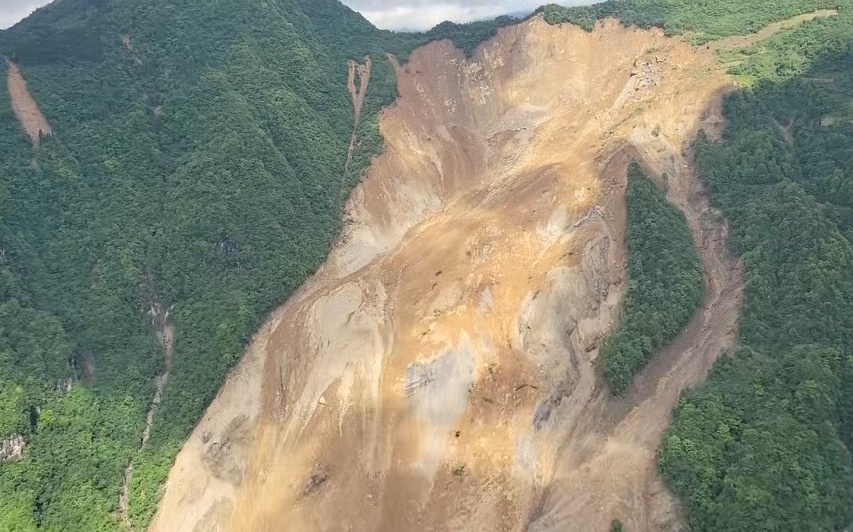 航拍石门洪灾后现场，山体滑坡成巨大“伤痕”！株洲“空中救援队”：凌晨6点就到达