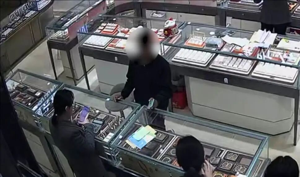 太诡异!小伙豪掷上百万元买金条?店员悄悄在反诈群里报了警! 太诡异!小伙豪掷上百万元买金条?店员悄悄在反诈群里报了警!