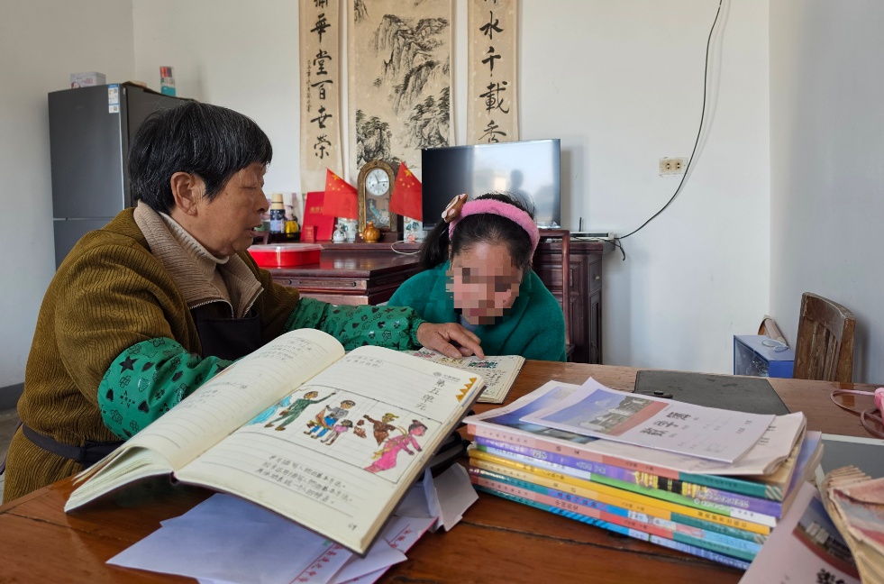 “我连名字都不会写,要向小学生请教” “我连名字都不会写,要向小学生请教”