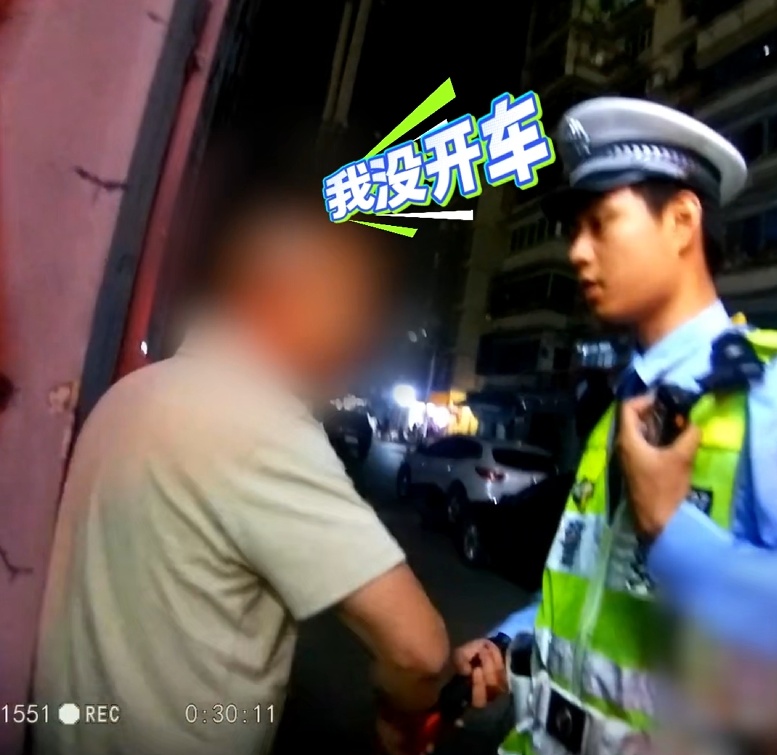 酒驾遇查玩“隐身”,被抓后神回复:“我夜跑违法吗?”结果…… 酒驾遇查玩“隐身”,被抓后神回复:“我夜跑违法吗?”结果……