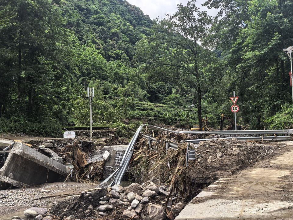 记者跟随石门壶瓶山镇干部徒步十多公里挺进“失联”村：信号到不了的地方，脚走到了