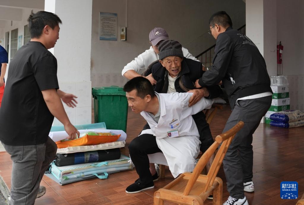 湖南石门:直升机紧急转运安置受灾群众 湖南石门:直升机紧急转运安置受灾群众