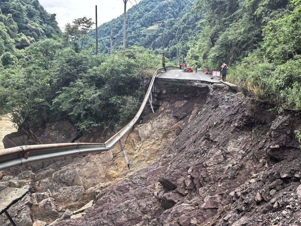 记者跟随石门壶瓶山镇干部徒步十多公里挺进“失联”村：信号到不了的地方，脚走到了