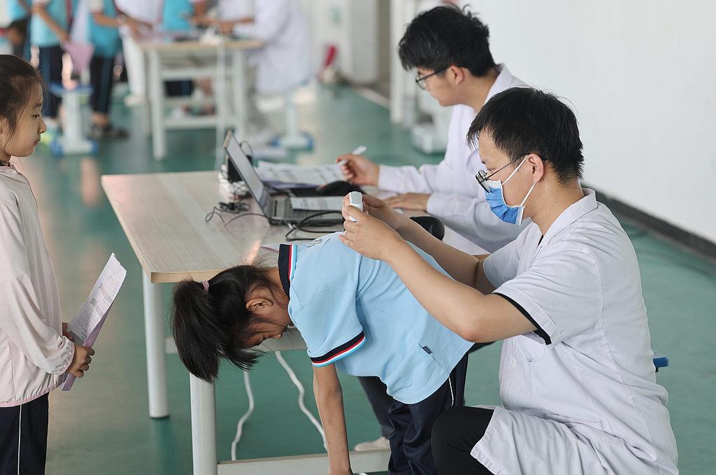 发病率约1%、女孩更高发 专家教你识别儿童脊柱侧弯 发病率约1%、女孩更高发 专家教你识别儿童脊柱侧弯