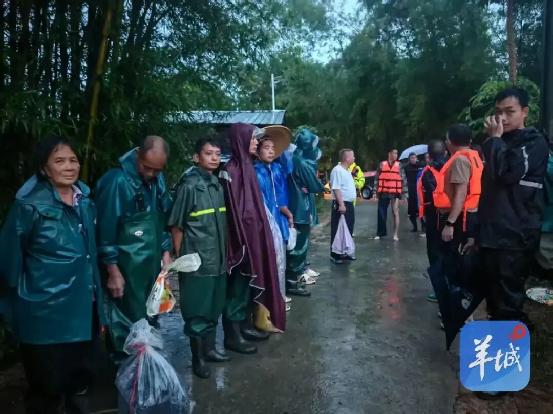 没有从天而降的英雄,只有挺身而出的凡人——直击蓝天救援队粤西抗洪一线 没有从天而降的英雄,只有挺身而出的凡人——直击蓝天救援队粤西抗洪一线