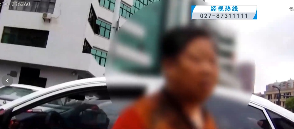 湖北黄石街头一轿车停路边20分钟未挪动，保安察觉异常立即报警！结局很暖心