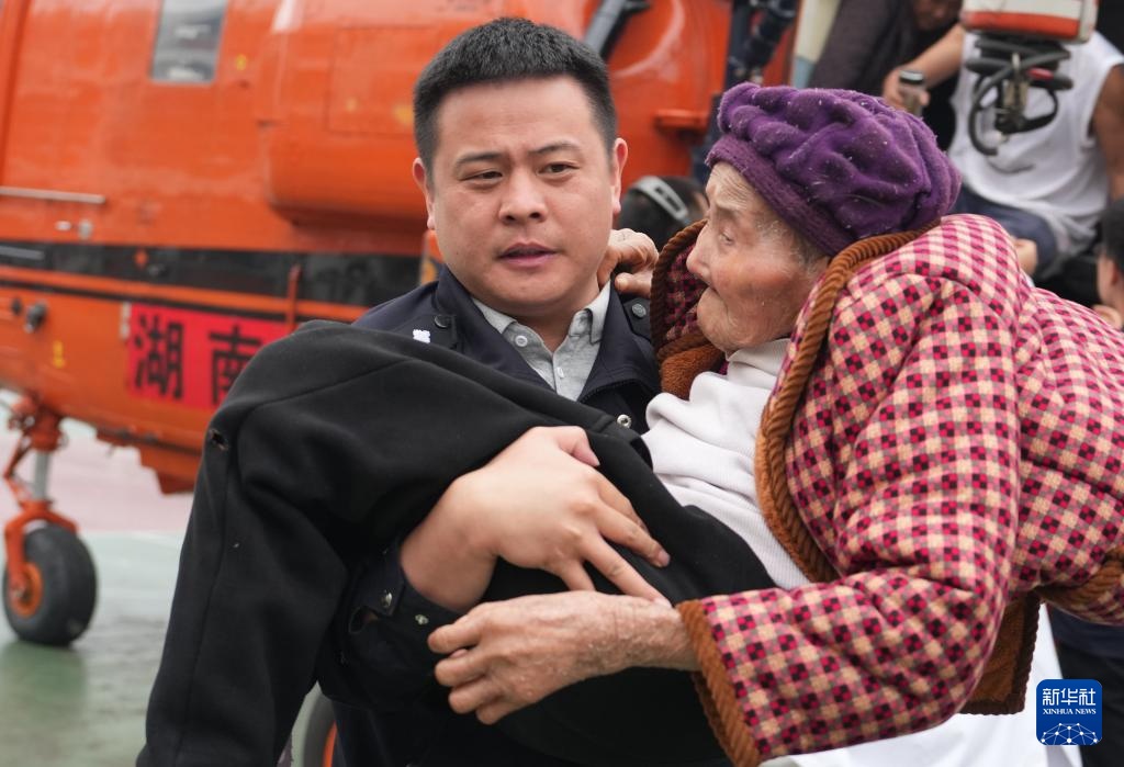 湖南石门:直升机紧急转运安置受灾群众 湖南石门:直升机紧急转运安置受灾群众