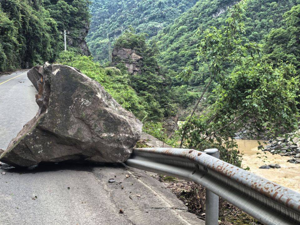 记者跟随石门壶瓶山镇干部徒步十多公里挺进“失联”村：信号到不了的地方，脚走到了