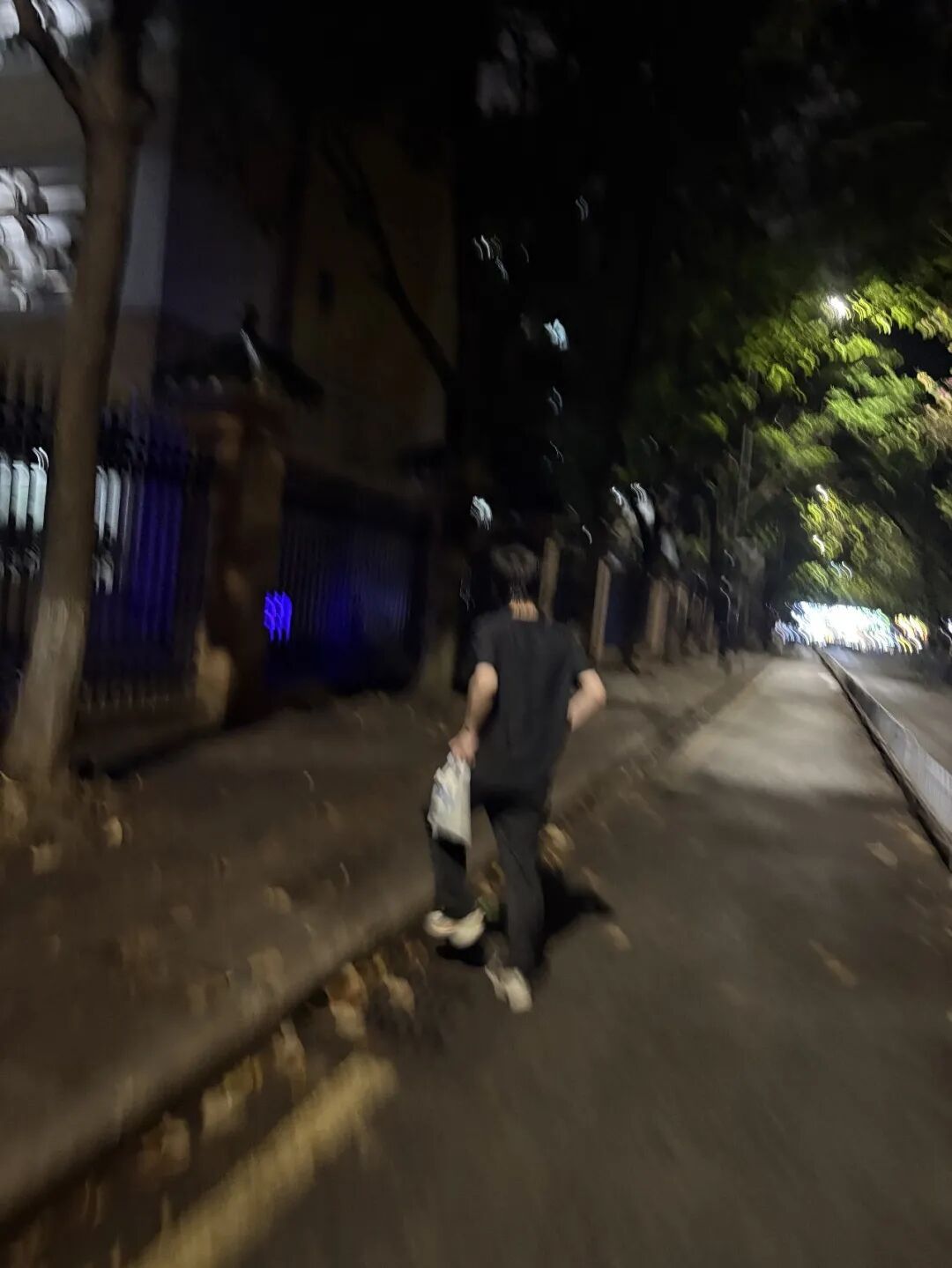 广州一女大学生深夜小巷遭男子抓手骚扰,对方见被拍摄立刻仓皇逃窜 广州一女大学生深夜小巷遭男子抓手骚扰,对方见被拍摄立刻仓皇逃窜