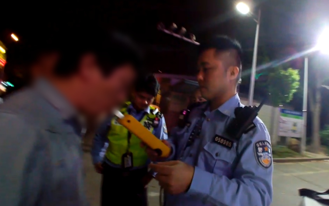 上海警方:男子贺某在藏匿地点被抓获,涉嫌危害公共安全已刑拘 上海警方:男子贺某在藏匿地点被抓获,涉嫌危害公共安全已刑拘