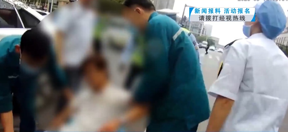 湖北黄石街头一轿车停路边20分钟未挪动，保安察觉异常立即报警！结局很暖心