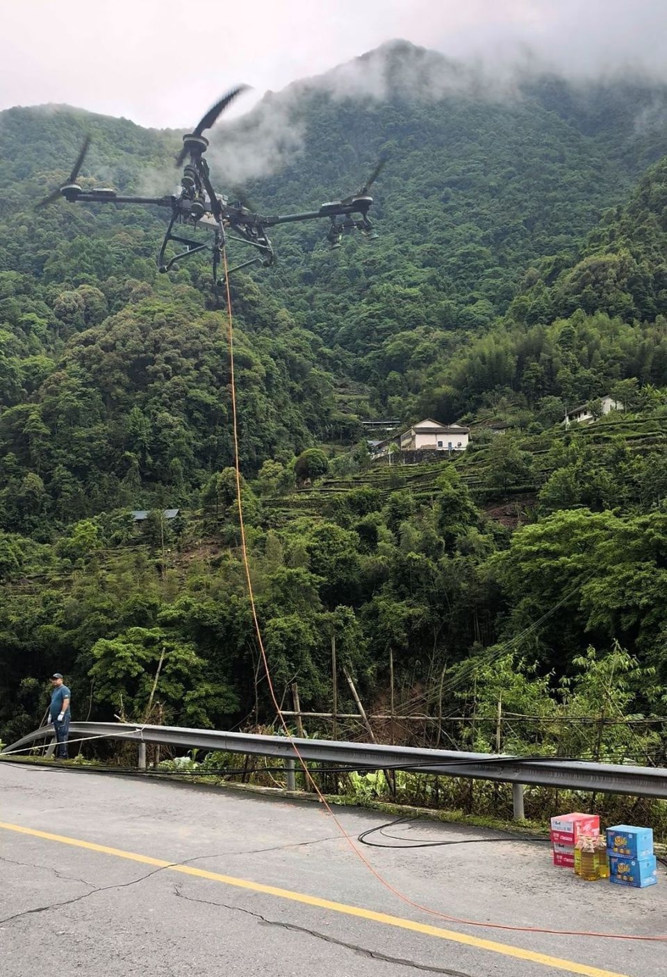 记者跟随石门壶瓶山镇干部徒步十多公里挺进“失联”村：信号到不了的地方，脚走到了
