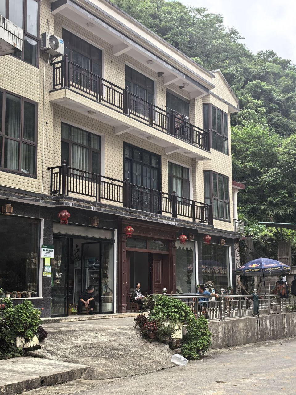 记者跟随石门壶瓶山镇干部徒步十多公里挺进“失联”村：信号到不了的地方，脚走到了