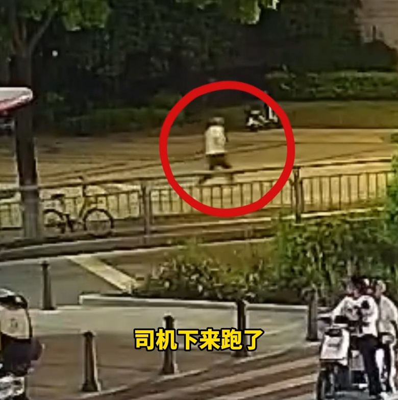 酒驾遇查玩“隐身”,被抓后神回复:“我夜跑违法吗?”结果…… 酒驾遇查玩“隐身”,被抓后神回复:“我夜跑违法吗?”结果……