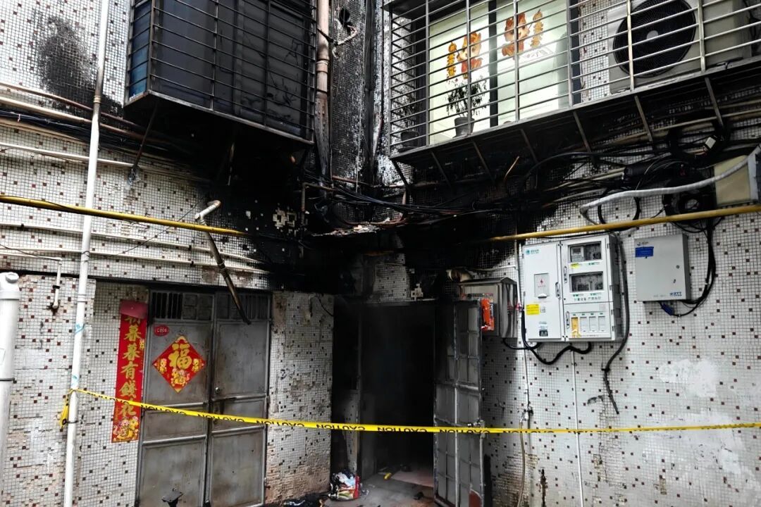 警惕!把旧锂电池放储藏间=埋下“定时炸弹” 警惕!把旧锂电池放储藏间=埋下“定时炸弹”