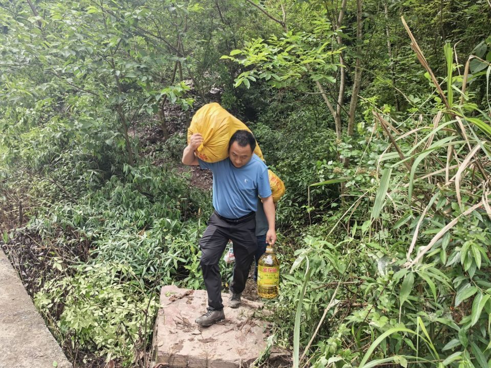 记者跟随石门壶瓶山镇干部徒步十多公里挺进“失联”村：信号到不了的地方，脚走到了