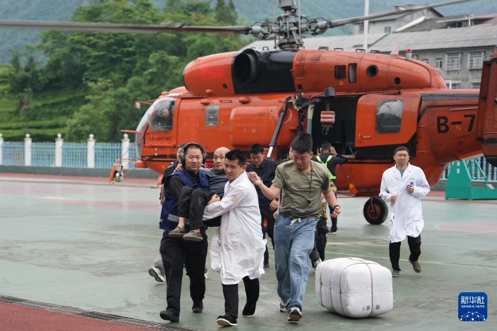 湖南石门:直升机紧急转运安置受灾群众 湖南石门:直升机紧急转运安置受灾群众