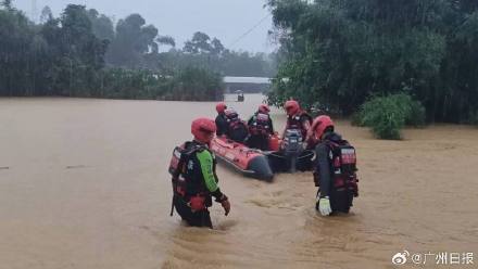 江门恩平：大雨致村内积水消防紧急转移群众