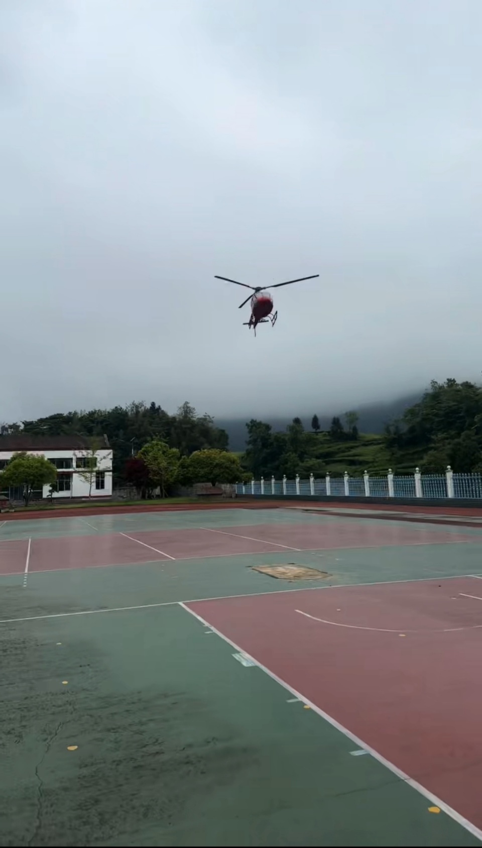 直击石门防汛抗灾现场,救援人员用直升机转运97岁被困老人 直击石门防汛抗灾现场,救援人员用直升机转运97岁被困老人