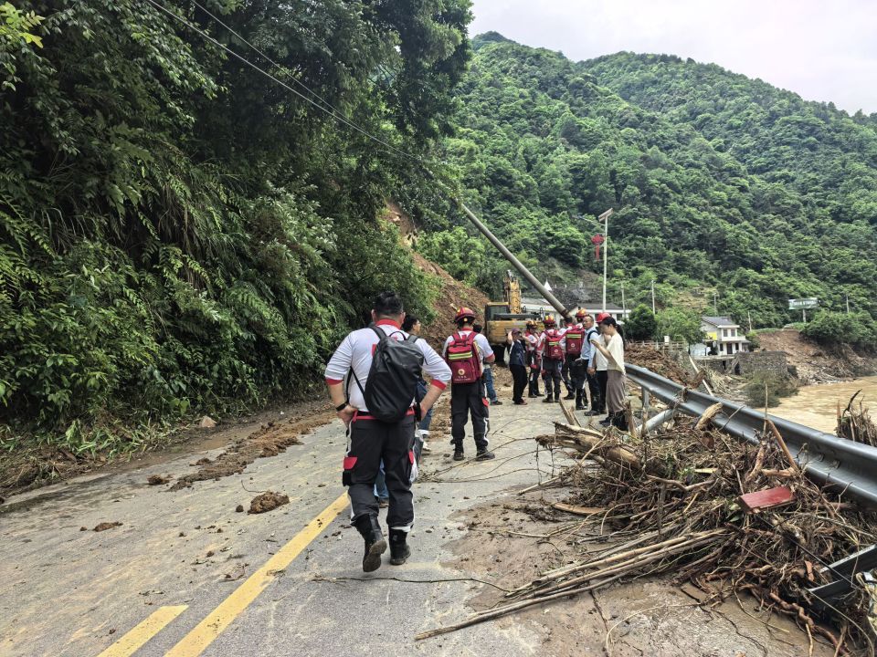 记者跟随石门壶瓶山镇干部徒步十多公里挺进“失联”村：信号到不了的地方，脚走到了
