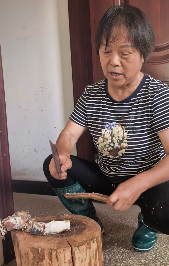 记者跟随石门壶瓶山镇干部徒步十多公里挺进“失联”村：信号到不了的地方，脚走到了