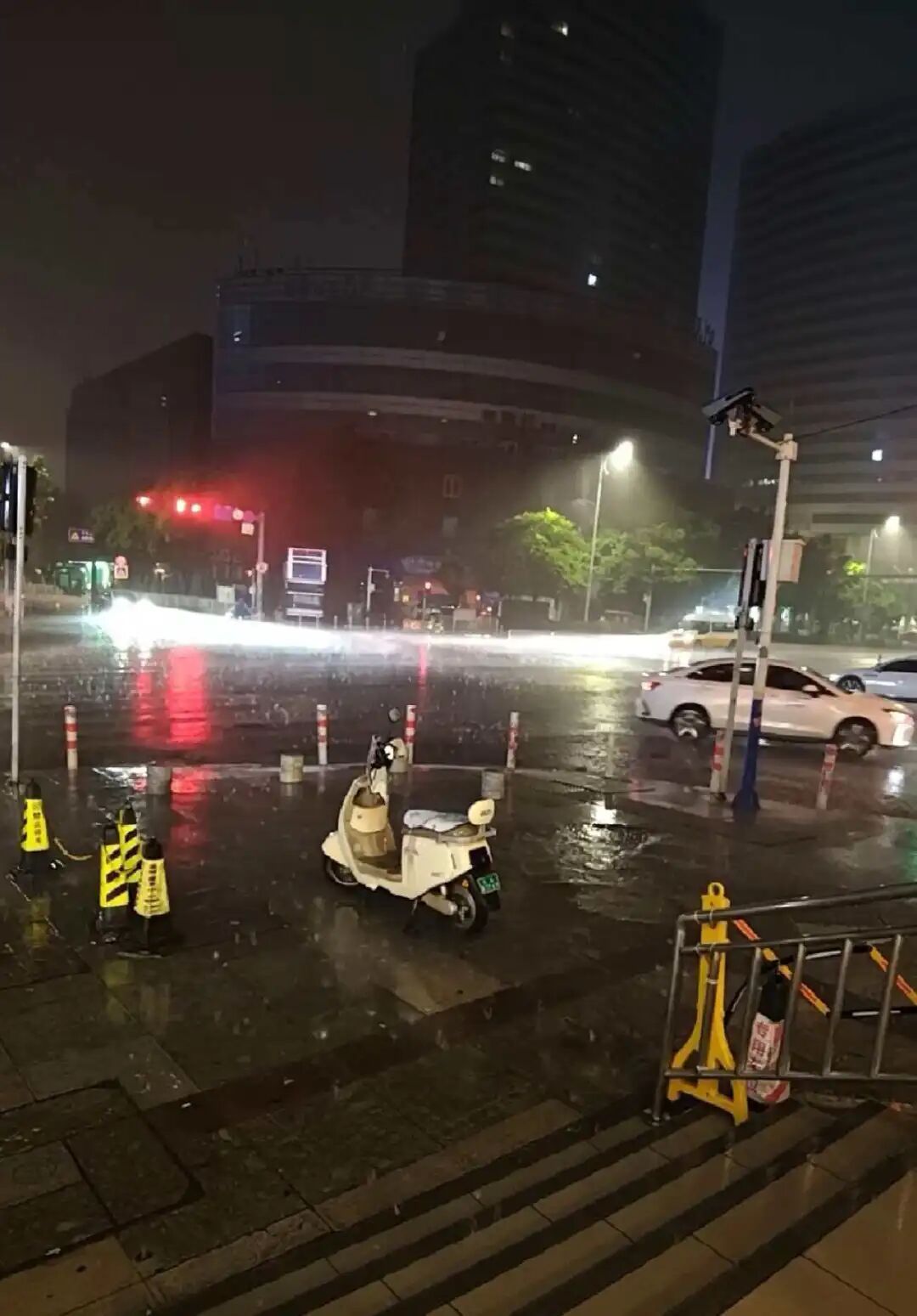 你被凌晨的雷雨惊醒了吗?云南连发19个预警!接下来…… 你被凌晨的雷雨惊醒了吗?云南连发19个预警!接下来……