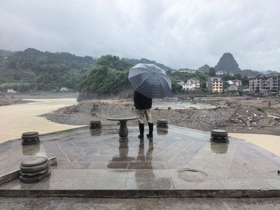 记者跟随石门壶瓶山镇干部徒步十多公里挺进“失联”村：信号到不了的地方，脚走到了