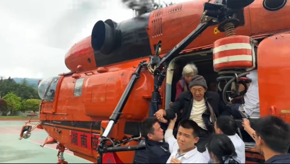 直击石门防汛抗灾现场,救援人员用直升机转运97岁被困老人 直击石门防汛抗灾现场,救援人员用直升机转运97岁被困老人