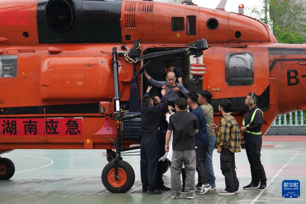 湖南石门:直升机紧急转运安置受灾群众 湖南石门:直升机紧急转运安置受灾群众