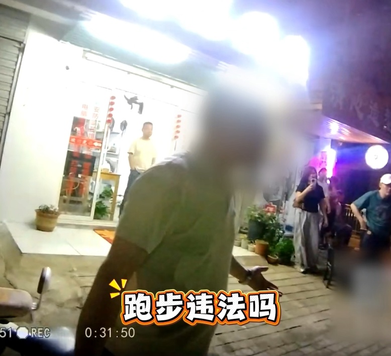 酒驾遇查玩“隐身”,被抓后神回复:“我夜跑违法吗?”结果…… 酒驾遇查玩“隐身”,被抓后神回复:“我夜跑违法吗?”结果……