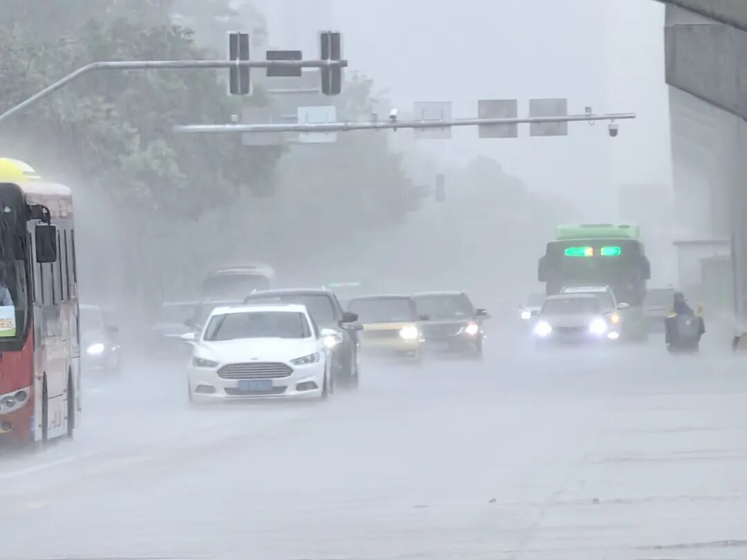 暴雨等强对流天气影响!柳州一地发布暴雨红色预警,多趟公交线路暂时停运!注意防范→ 暴雨等强对流天气影响!柳州一地发布暴雨红色预警,多趟公交线路暂时停运!注意防范→