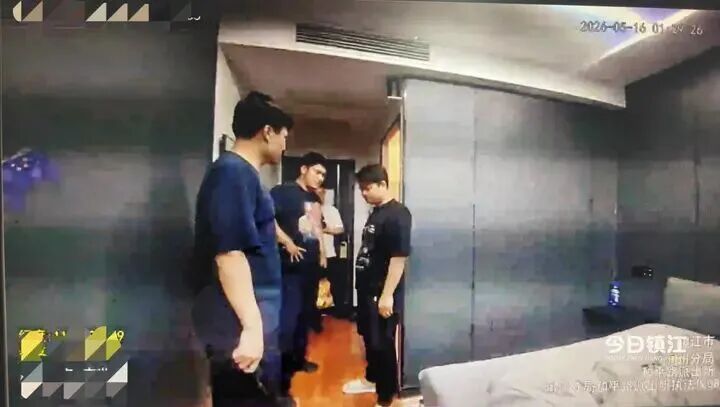 凌晨，徐某在一酒店内当场被抓