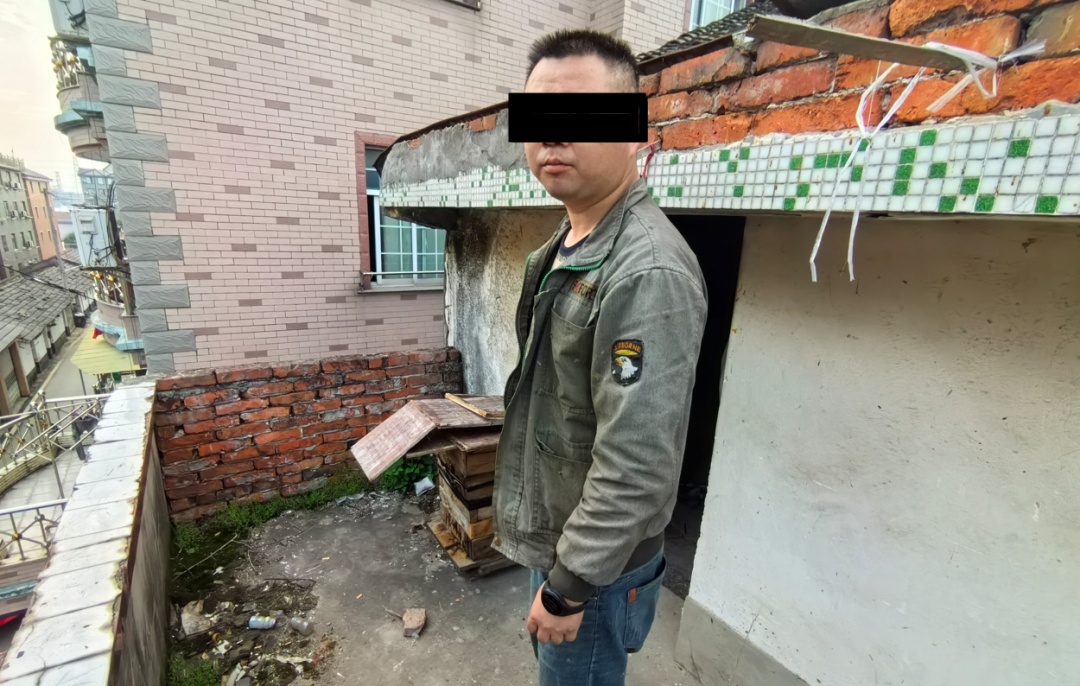 海宁警方抓获两名男子,他们把这东西偷回去养在房顶…… 海宁警方抓获两名男子,他们把这东西偷回去养在房顶……