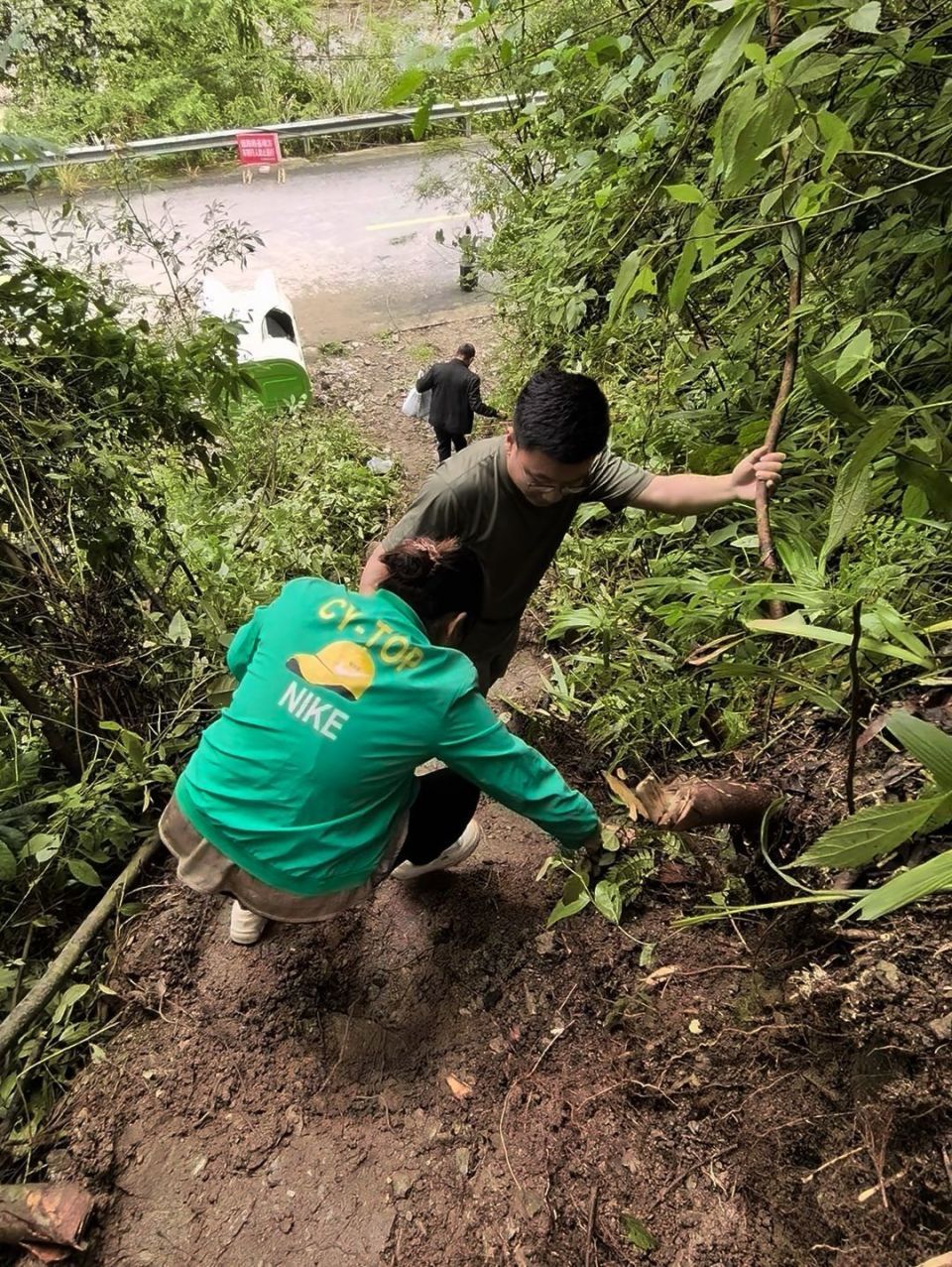 记者跟随石门壶瓶山镇干部徒步十多公里挺进“失联”村：信号到不了的地方，脚走到了