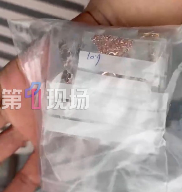 又是在深圳水贝!女子捡到一包黄金,价值超5万元!她立马报警… 又是在深圳水贝!女子捡到一包黄金,价值超5万元!她立马报警…