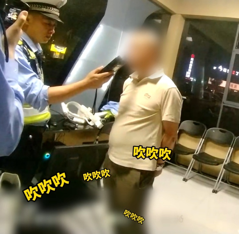 酒驾遇查玩“隐身”,被抓后神回复:“我夜跑违法吗?”结果…… 酒驾遇查玩“隐身”,被抓后神回复:“我夜跑违法吗?”结果……