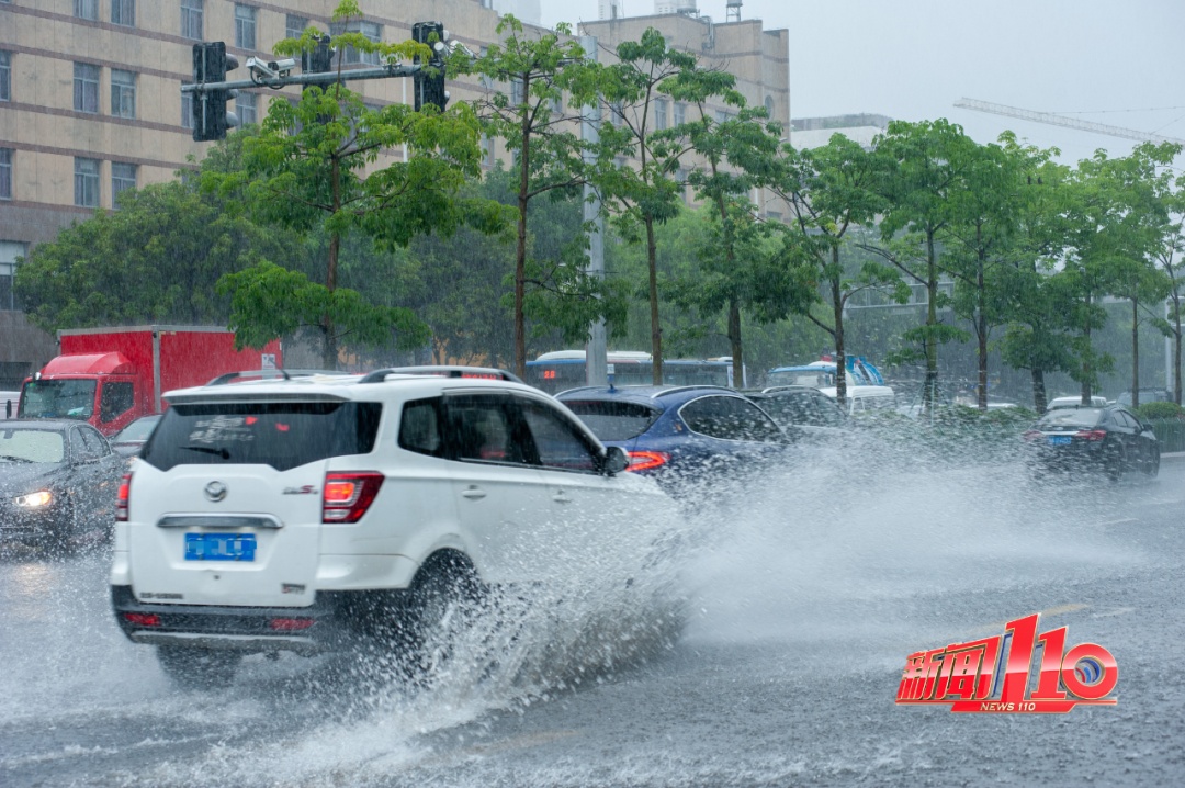 暴雨预警Ⅳ级!强对流、雷暴大风已在路上!福州将迎高温天,这波很猛 暴雨预警Ⅳ级!强对流、雷暴大风已在路上!福州将迎高温天,这波很猛