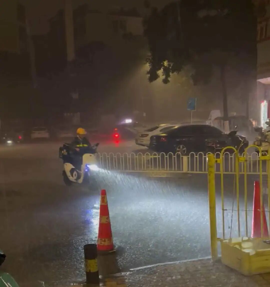 你被凌晨的雷雨惊醒了吗?云南连发19个预警!接下来…… 你被凌晨的雷雨惊醒了吗?云南连发19个预警!接下来……