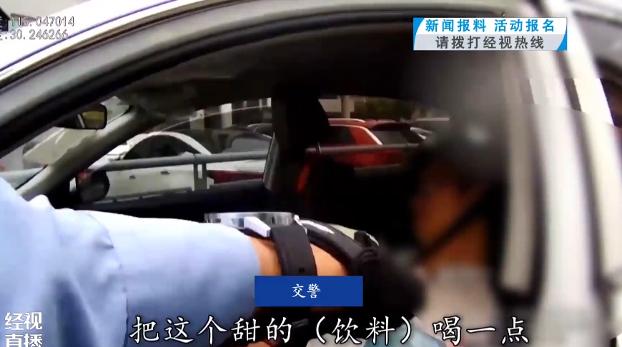 湖北黄石街头一轿车停路边20分钟未挪动，保安察觉异常立即报警！结局很暖心
