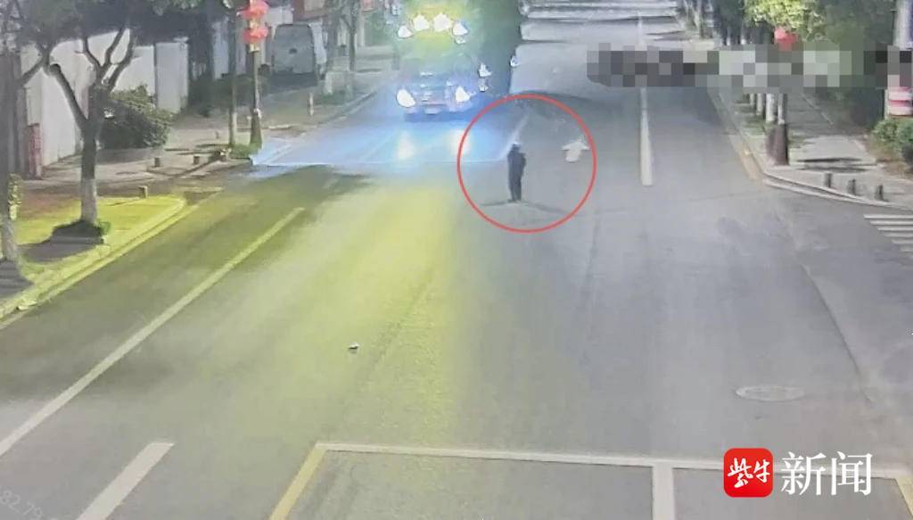 危险又感人!女子下夜班途中救了九旬老人 危险又感人!女子下夜班途中救了九旬老人