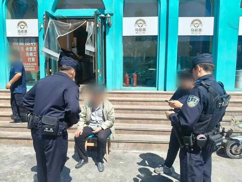 86岁老人迷路，小女孩走散……别怕，那抹“藏蓝”一直在