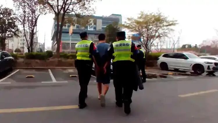 上海一男子身无分文打车，竟用一条香烟抵车费！随后多名受害人报案，警方揭开真相→
