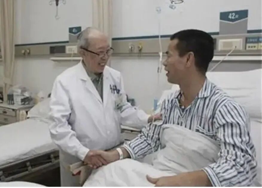 那双掰不直的手，曾把1.6万人从死神手里拉了回来