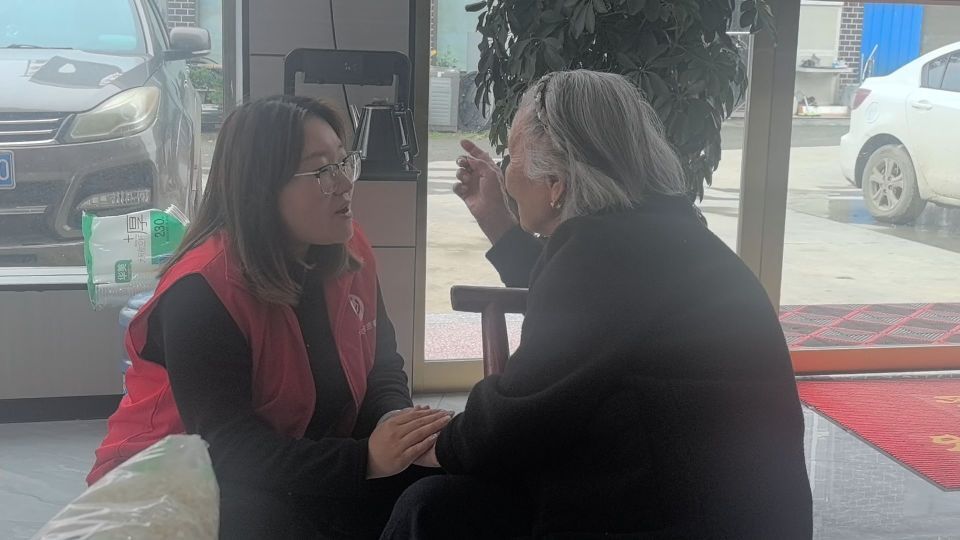 石门金家河村九旬夫妇刚被救出，泥石流就冲毁了房屋，救援人员背着老人过河